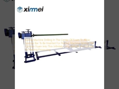 Perforazione con macchina noiosa al centro della schiuma per consentire l'inserimento della barra spugna per la scarnitura della macchina pelatrice. La schiuma cilindrica viene tagliata in rotoli sottili infinitamente lunghi come pre-macchina per la pelat